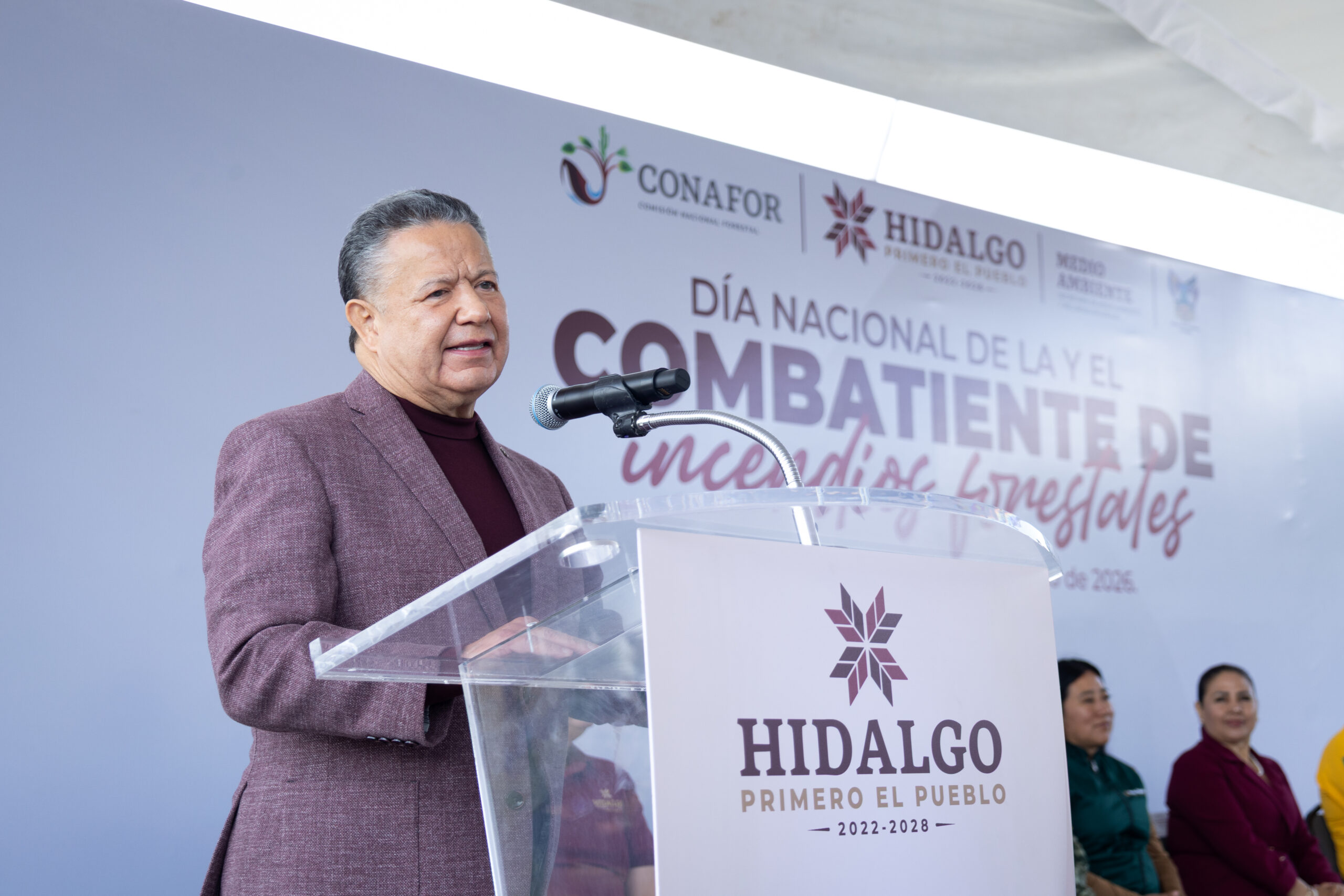 Julio Menchaca enaltece labor de combatientes de incendios forestales