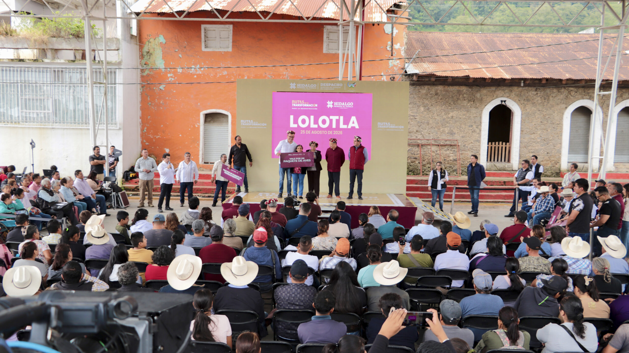 El mandatario entregó apoyos a personas productoras de la región, como parte de los programas sociales que impulsan los gobiernos de la Cuarta Transformación